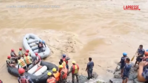 Nepal, proseguono ricerche dispersi dopo frana su due bus