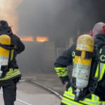 Napoli, in fiamme un magazzino di elettrodomestici
