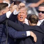 Attentato a Donald Trump, tycoon ferito all’orecchio. Ucciso l’assalitore Thomas Matthew Crooks