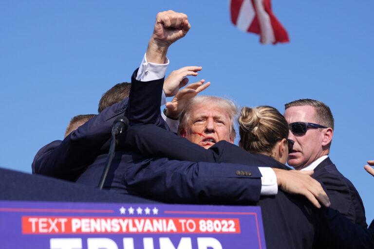 Attentato a Donald Trump: spari durante un comizio in Pennsylvania.