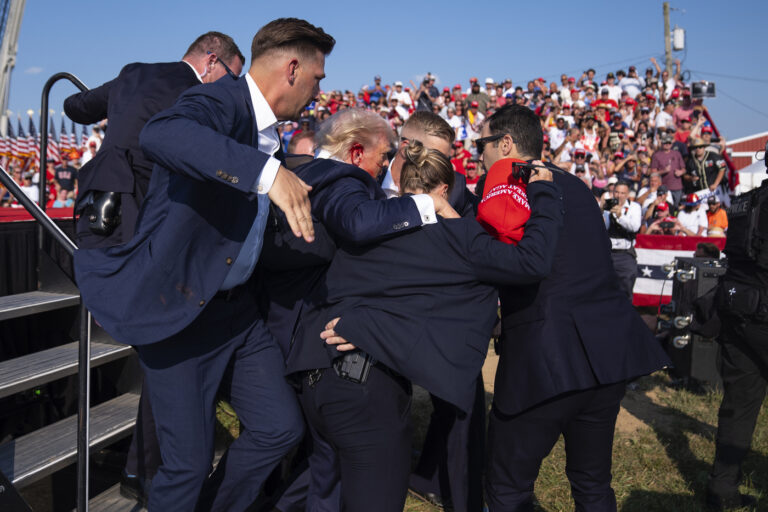 Attentato a Donald Trump: spari durante un comizio in Pennsylvania.