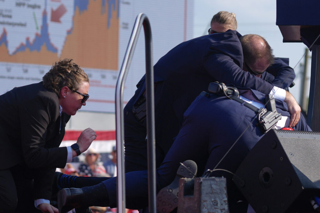 Galleria foto 'Donald Trump, le immagini dell’attentato' - foto 3