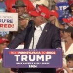 Spari contro Donald Trump a un comizio in Pennsylvania, il momento in cui viene colpito