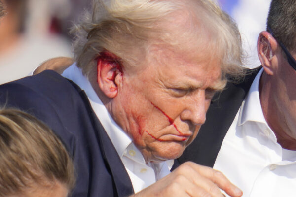 Usa, spari a comizio Trump: il tycoon portato via dal palco