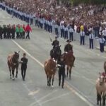 Francia, la fiamma olimpica a Parigi in occasione della festa per la presa della Bastiglia