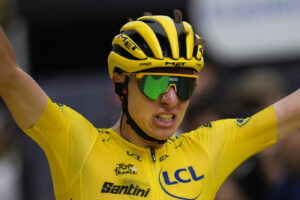 Tour de France, Pogacar vince anche a Plateau de Beille: Vingegaard a 1’07”