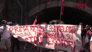 Napoli, Meloni a Bagnoli: tensioni al corteo di disoccupati e centri sociali