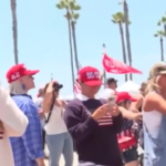 Attentato a Trump, supporter in marcia in California: “Festeggiamo che sia vivo”