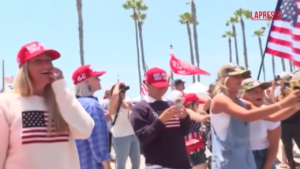 Attentato a Trump, supporter in marcia in California: “Festeggiamo che sia vivo”