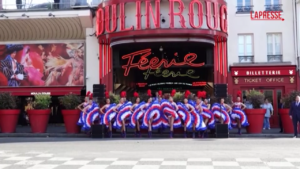 Parigi 2024, la torcia olimpica davanti al Moulin Rouge