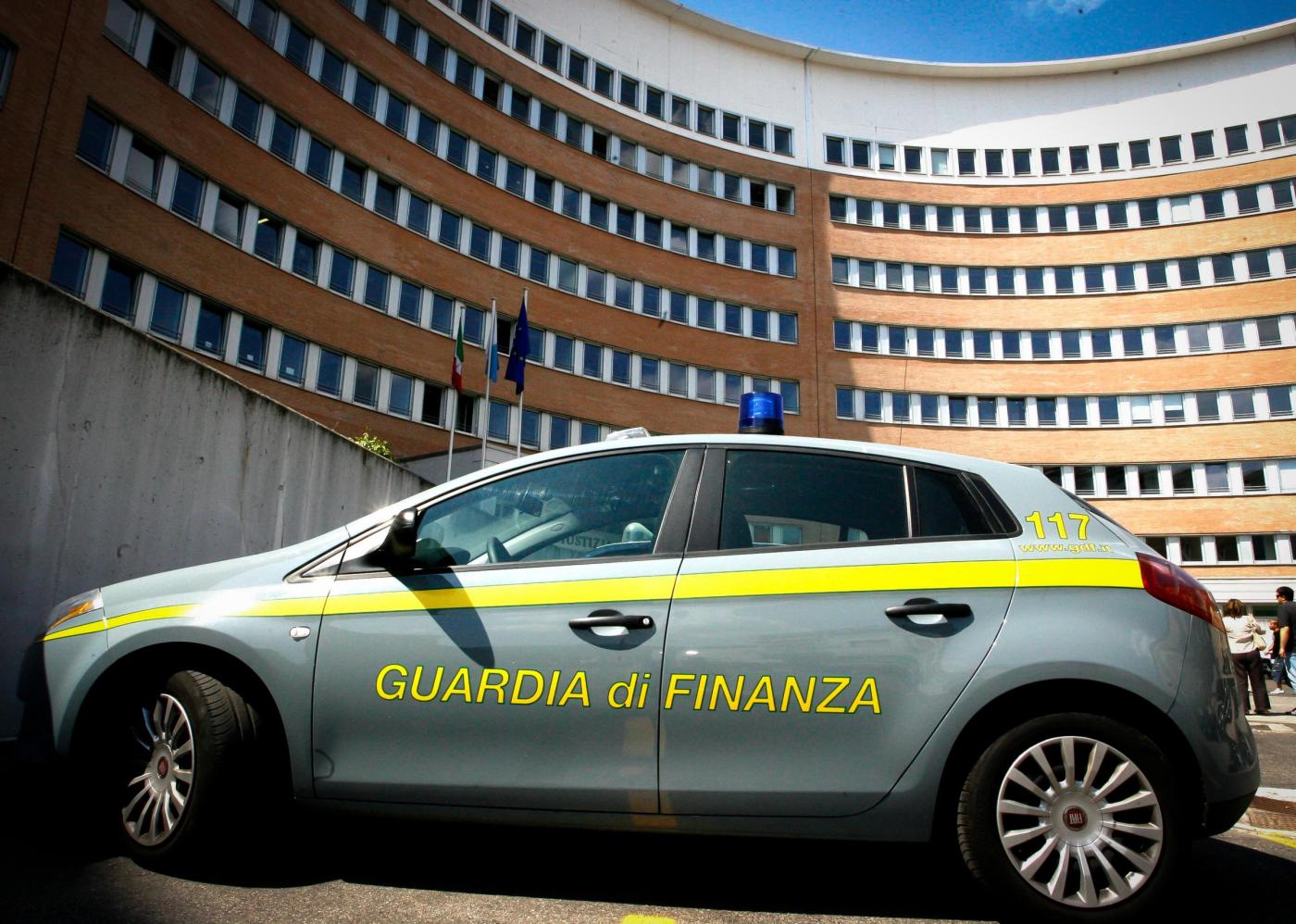 Mafia, frodi e riciclaggio per 1,3 miliardi: la procura europea esegue 47 misure cautelari