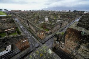 Pompei, scoperta tomba durante lavori biblioteca Parco