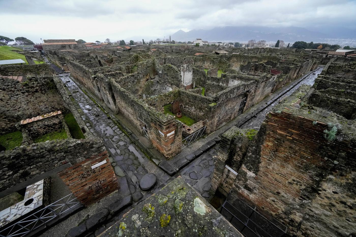 Pompei, scoperta tomba durante lavori biblioteca Parco - LaPresse