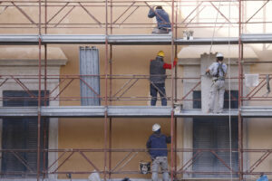 Incidenti lavoro, cade da impalcatura: muore operaio in Trentino