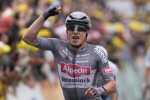 Tour de France, Philipsen vince 16/a tappa: Pogacar resta in giallo