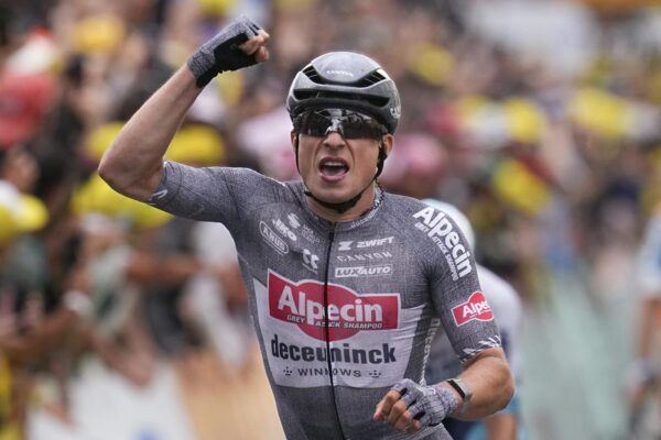 Tour de France, Philipsen vince 16/a tappa: Pogacar resta in giallo