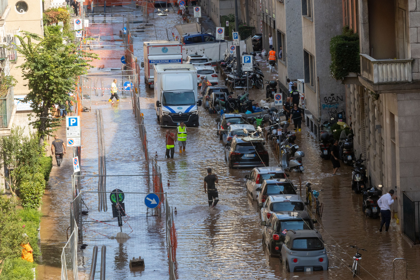 Milano, si allaga strada in via Fontana: 250 famiglie senz’acqua