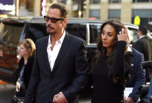 Roma, rapinata in via del Corso la vedova di Chris Cornell: sottratto un Rolex