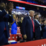 Usa 2024, Trump a convention Repubblicani con orecchio fasciato: accolto da ovazione