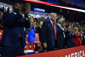 Usa 2024, Trump a convention Repubblicani con orecchio fasciato: accolto da ovazione