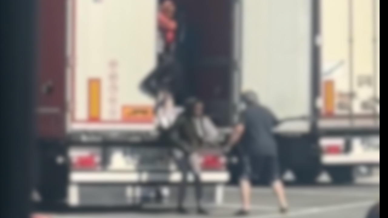 Ventimiglia, migranti presi a cinghiate da autista tir in un video