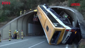 Spagna, incidente tra Girona e Barcellona: autobus incastrato all’ingresso di un tunnel
