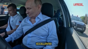 Russia, Putin alla guida sulla nuova autostrada Mosca-San Pietroburgo