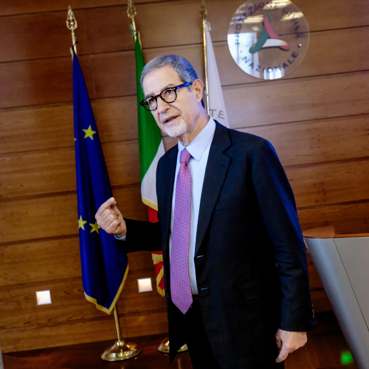 Campi Flegrei, Musumeci: “Da cittadini incoscienza su rischi”