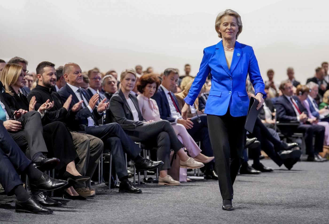 Ue, giovedì il giorno della verità per von der Leyen. Italiani divisi sul sostegno a Kiev