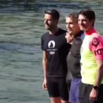 Parigi 2024, il tuffo di Anne Hidalgo nella Senna a 9 giorni dalle Olimpiadi