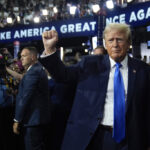 Usa 2024, Trump di nuovo alla convention con benda: applausi scroscianti