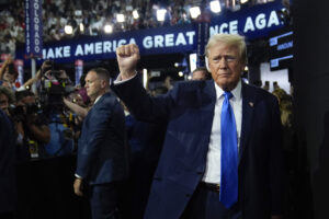 Usa 2024, Trump di nuovo alla convention con benda: applausi scroscianti