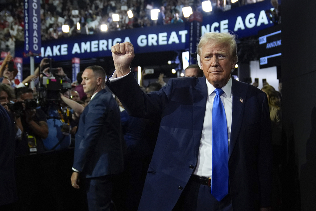 Usa 2024, Trump di nuovo alla convention con benda: applausi scroscianti