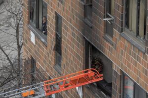 New York, incendio in un condominio del Bronx: 19 morti, tra cui nove bambini