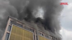 Cina, incendio in centro commerciale a Zigong: 16 morti