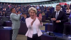 Ue, von der Leyen rieletta alla presidenza della Commissione: gli applausi dell’Eurocamera