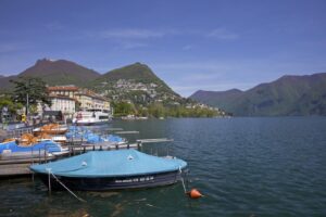 DESTINAZIONE DI VIAGGIO, IMMAGINI A COLORI, ORIZZONTALE, GIORNO, ESTERNO, ALL' APERTO, NAVI, LAGO, LAGHI, LUGANO, LAGO DI LUGANO, TICINO, SVIZZERA, LUGANO, NMR NPR