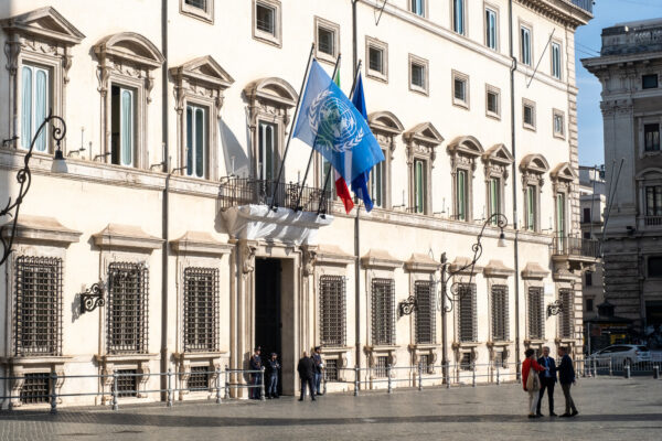 Giornata delle Nazioni Unite: la bandiera dell’ONU sulla facciata di Palazzo Chigi