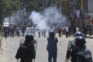 Bangladesh, violente proteste: governo impone coprifuoco e dispiega esercito