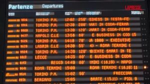 Caos treni, alla stazione Centrale di Milano ritardi e cancellazioni