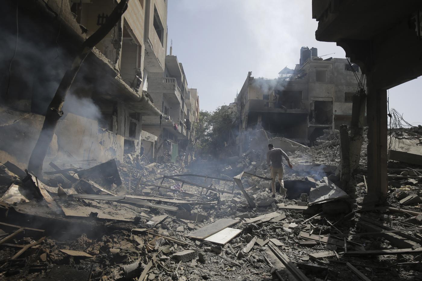 Gaza, Israele attacca campo profughi Nuseirat: decine di vittime