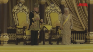 Malesia: sfarzo e colpi cannone all’incoronazione del nuovo re