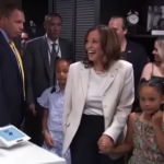 Usa, la vicepresidente Harris all’inaugurazione della gelateria di Tyra Banks a Washington