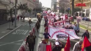 Perù, in migliaia in corteo chiedono dimissioni della Presidente Boluarte