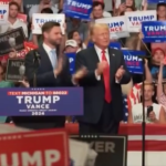 Usa, Trump e JD Vance assieme sul palco di Grand Rapids in Michigan