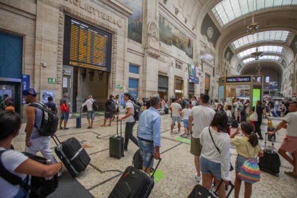 Stazione di Milano Centrale, esodo estivo per le vacanze