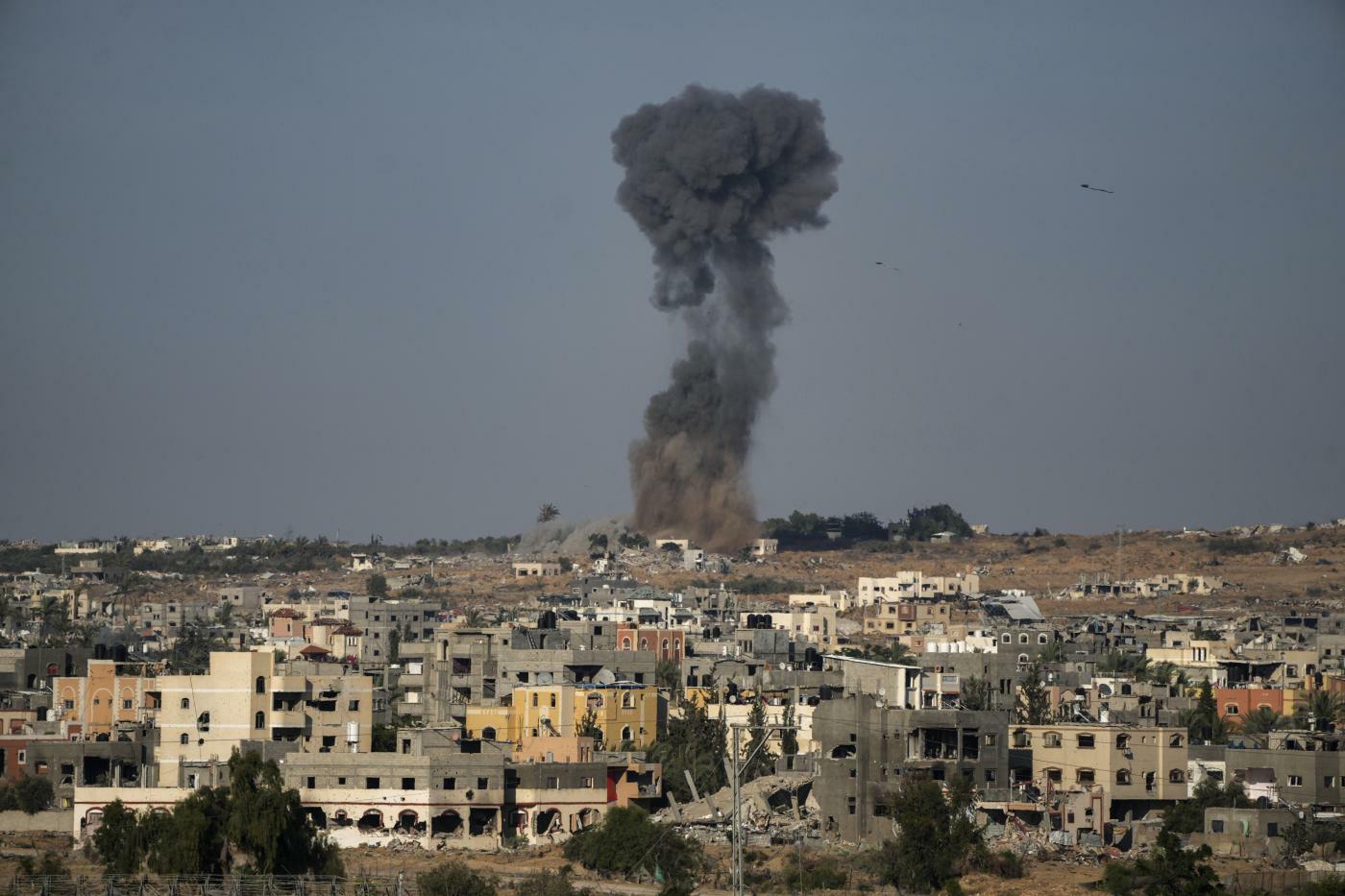 Gaza, raid su Khan Younis: almeno 70 i morti Gaza, raid su Khan Younis: almeno 70 i morti