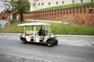 Roma, invasione dei golf cart per turisti. Assessore: “Rischio per sicurezza”