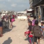 Gaza, i civili evacuano parte di zona umanitaria di Mawasi su ordine dell’Idf