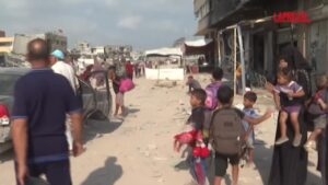 Gaza, i civili evacuano parte di zona umanitaria di Mawasi su ordine dell’Idf
